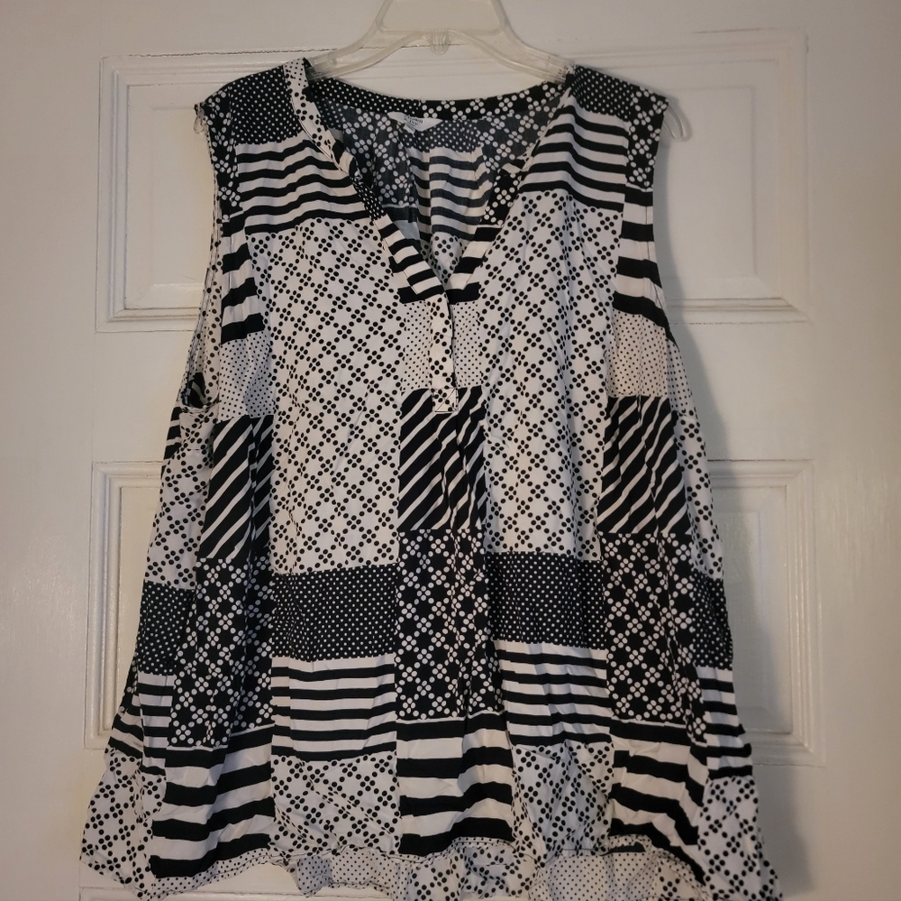 Crown & Ivy 3X Black and White Geometric Blouse